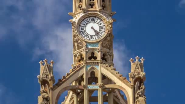 Ρολόι στην κορυφή του Νοσοκομείου του Τιμίου Σταυρού και Saint Paul timelapse hyperlapse, Βαρκελώνη, Καταλονία, Ισπανία — Αρχείο Βίντεο