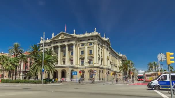 Ein berühmtes neoklassizistisches gebäude zeitraffer überschlag: das hauptquartier der dritten generalinspektion der armee in barcelona, spanien — Stockvideo