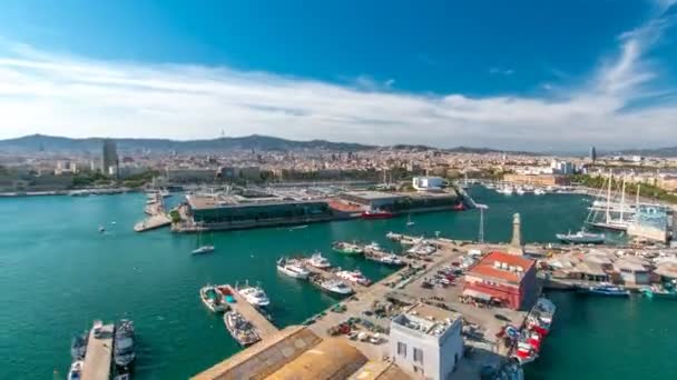 Puerto deportivo y skyline de la ciudad de Barcelona desde el hiperlapso del timelapse del teleférico — Vídeo de stock