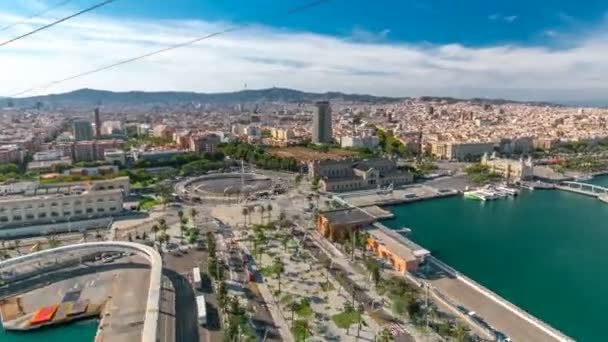 Puerto deportivo y skyline de la ciudad de Barcelona desde el hiperlapso del timelapse del teleférico — Vídeos de Stock