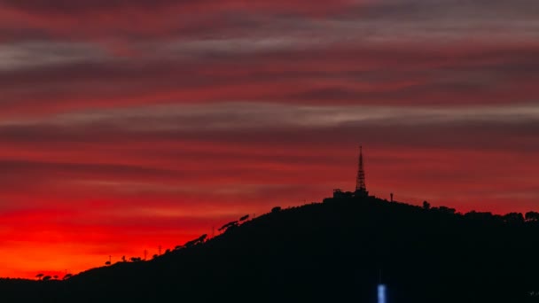 Belo céu vermelho com nuvens após o pôr do sol timelapse em Barcelona, Espanha — Vídeo de Stock