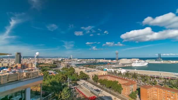 Hamnen i Barcelona skyline timelapse. Visa till marinan och färjehamnen med linbana. — Stockvideo
