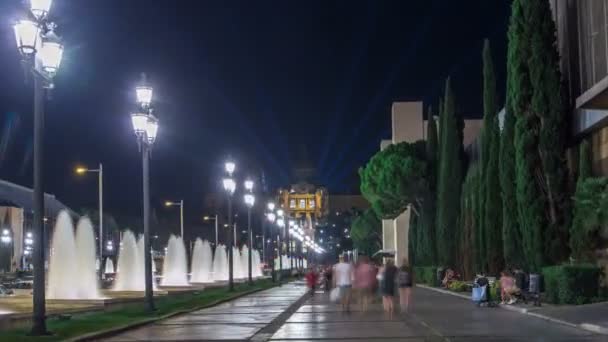 Camino a la Fuente Mágica espectáculo de luces lapso de tiempo hiperlapso en la noche junto al Museo Nacional de Barcelona, España. 1000 años de arte — Vídeos de Stock