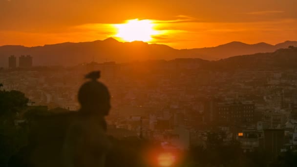 Ηλιοβασίλεμα timelapse. Θέα της πόλης από το λόφο Montjuic. Montjuic είναι ένα από τα σημαντικότερα αξιοθέατα της Βαρκελώνης. — Αρχείο Βίντεο