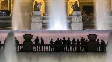 Ünlü ışık gösterisi ve sihirli çeşmeler gece Barselona Placa Espanya Ulusal Sanat Müzesi önünde timelapse, Katalonya, İspanya