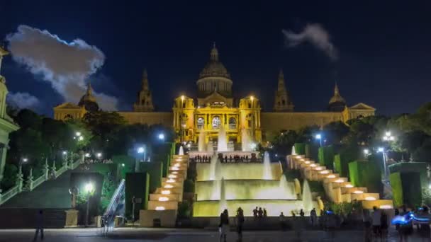 有名な光のショーやマジック噴水タイムラプス hyperlapse 夜、カタルーニャ、スペインのバルセロナでカタルーニャ スペイン広場、国立美術館の前で — ストック動画