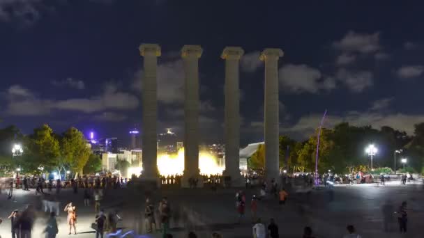 Vista nocturna del espectáculo de luces Magic Fountain timelapse hyperlapse witih column Barcelona, Cataluña, España . — Vídeos de Stock