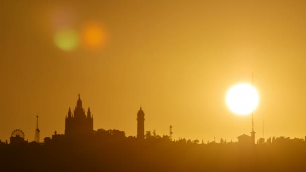 Vacker solnedgång timelapse på tibidabo i Barcelona, Spanien — Stockvideo