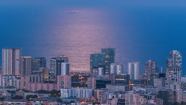 Utsikt över Barcelonas skyline Timelapse, Medelhavet och byggnader från bunkrar Carmel. Katalonien, Spanien. — Stockvideo