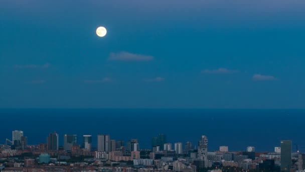 Blick auf Barcelona Skyline Zeitraffer, das Mittelmeer und Gebäude aus Bunkern carmel. Katalonien, Spanien. — Stockvideo