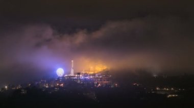 Bulutlar, Catalonia, İspanya Barcelona'da Tibidabo Dağı'nda İsa'nın kutsal kalbi timelapse Tapınağı
