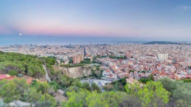 Gece timelapse, Akdeniz, Agbar Kulesi ve ikiz kuleleri Barcelona günden sığınaklar Carmel görünümünü. Catalonia, İspanya.