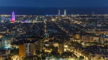 Barcelona timelapse, Akdeniz, Agbar Kulesi ve sığınaklar Carmel gelen İkiz Kuleler görünümünü. Catalonia, İspanya.