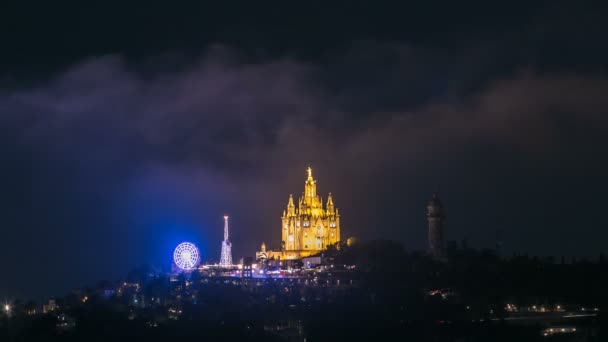 Templo del Sagrado Corazón de Jesús timelapse en la Montaña del Tibidabo en Barcelona en las nubes, Cataluña, España — Vídeos de Stock
