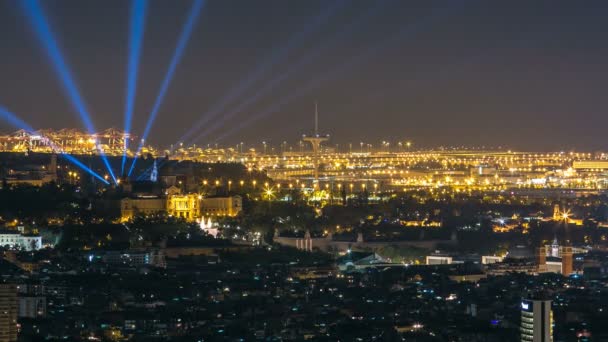 Spectacle de lumière célèbre et fontaines magiques hyperlapsus intemporel devant le Musée national d'art à Placa Espanya à Barcelone la nuit, Catalogne, Espagne — Video