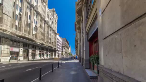 在广场 Antonio 洛佩兹和老邮局游戏中时光倒流 hyperlapse，巴塞罗那，西班牙巴塞罗那大街小巷走到纪念碑. — 图库视频影像