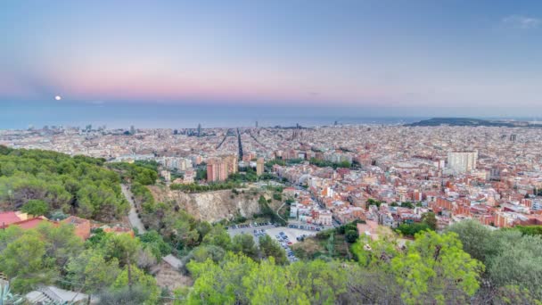 Vista de Barcelona día a noche timelapse, el mar Mediterráneo, La torre Agbar y las torres gemelas de Bunkers Carmel. Cataluña, España . — Vídeos de Stock