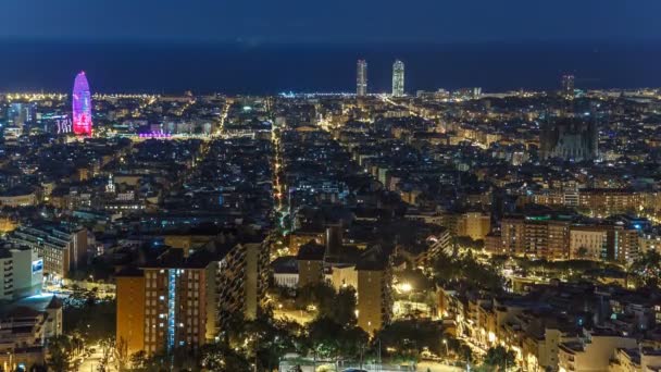 Vista de Barcelona timelapse, o mar Mediterrâneo, A torre Agbar e As torres gêmeas de Bunkers Carmel. Catalunha, Espanha . — Vídeo de Stock