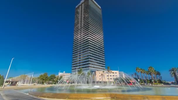 Gedung pencakar langit tiLapse hyperlapse di Pelabuhan Olimpiade, lingkungan maritim Kota Tua Barcelona di Barcelona, Spanyol . — Stok Video