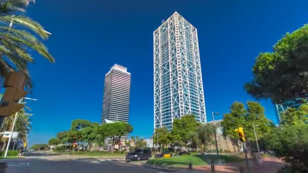 Skyscrapers hyperlapse timelapse no Porto Olímpico, o bairro marítimo da Cidade Velha de Barcelona, em Barcelona, Espanha . — Vídeo de Stock