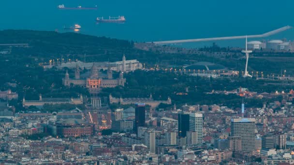 Widok z góry od tibidabo timelapse Narodowego Muzeum Sztuki w Placa Espanya w Barcelonie dzień do nocy, Katalonia, Hiszpania — Wideo stockowe