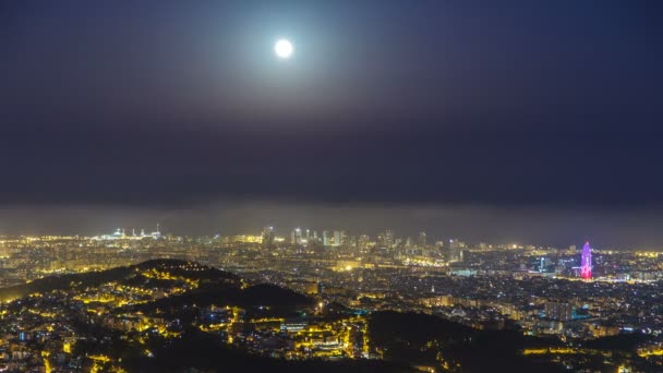 Panorama Barcelony noční timelapse z horu Tibidabo. Katalánsko, Španělsko. — Stock video