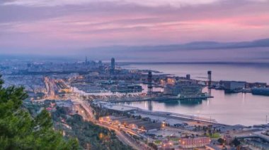 Panoramik gece timelapse, İspanya Barcelona gün içinde bağlantı noktasının.