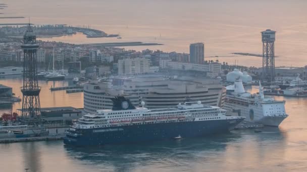 Navios de passageiros e um timelapse barco a motor no porto de Barcelona, Espanha — Vídeo de Stock