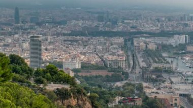 Barcelona cityscape erken sisli sabah timelapse.