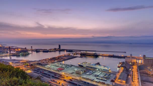 Panoramatický pohled z přístavu v Barceloně v noci na den timelapse, Španělsko. — Stock video