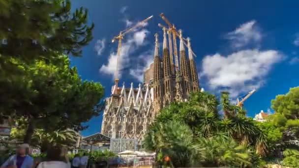 La Sagrada Familia timelapse hyperlapse - la impresionante catedral diseñada por Gaudí, Barcelona, España . — Vídeo de stock