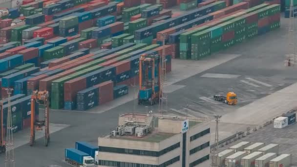 Laden van containers op een zee lading schip timelapse, uitzicht op de vrachthaven en container terminal van Barcelona — Stockvideo