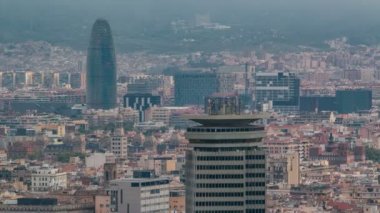 Barcelona cityscape Agbar Kulesi ayakta timelapse dışarı ile