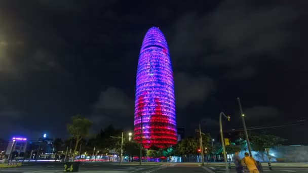 Vista nocturna del hiperlapso del timelapse de la torre Agbar. Desde entonces es un hito en Barcelona . — Vídeo de stock