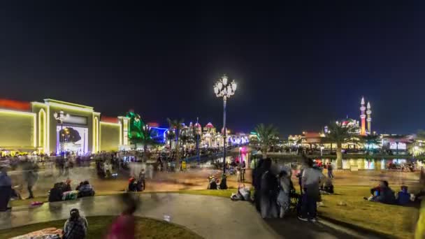 Plaza principal cerca de la entrada a Global Village con timelapse multitud en Dubai, Emiratos Árabes Unidos — Vídeos de Stock