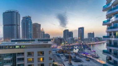 Dubai 'deki Dubai Marina kulelerinin gündüz ve gece görüntüsü.