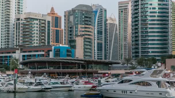 Vue sur Dubai Marina Towers reflétée dans l'eau du canal à Dubaï timelapse de jour comme de nuit — Video
