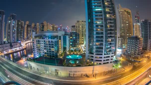 Dubai Marina à noite timelapse com trilhas leves de barcos na água e carros, Dubai, Emirados Árabes Unidos — Vídeo de Stock