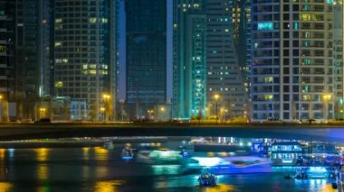 Gece Dubai Marina 'da gezinti zamanı, BAE.