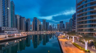Görünümü kanalda gün timelapse gecesine Dubai ve Dubai Marina Towers