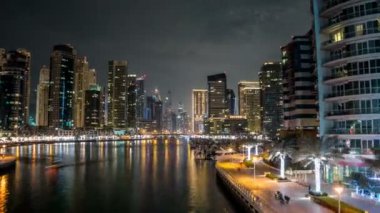 Dubai Marina 'daki gezinti güvertesi gece vakti aşırı hızlanıyor, BAE.