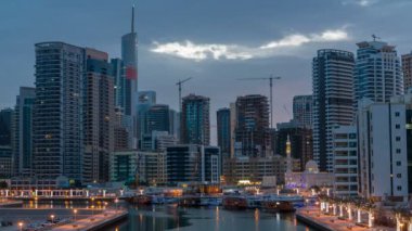 Görünümü kanalda gün timelapse gecesine Dubai ve Dubai Marina Towers