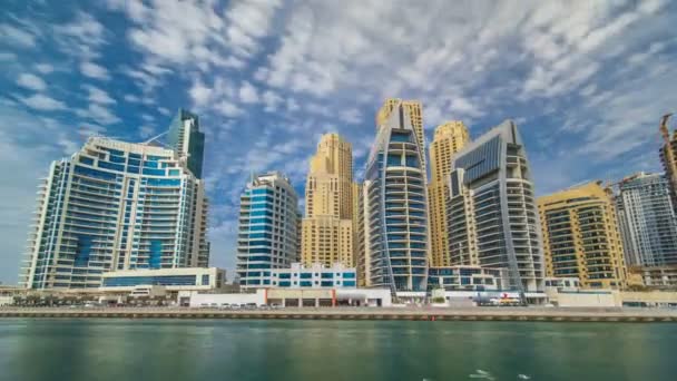 Widok z Dubai Marina Towers w Dubaju w dzień czas timelapse hyperlapse — Wideo stockowe