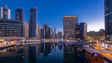 Görünümü kanalda gün timelapse gecesine Dubai ve Dubai Marina Towers
