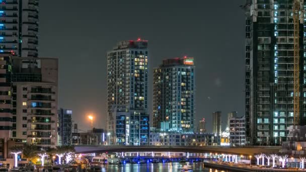 Promenade und Kanal in Dubai Marina Zeitraffer in der Nacht, VAE. — Stockvideo