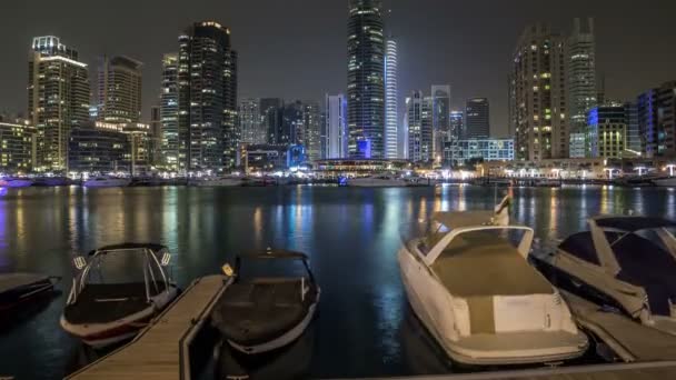 Pohled na Dubaj Marina Towers a jahct v Dubaji v noci timelapse hyperlapse — Stock video