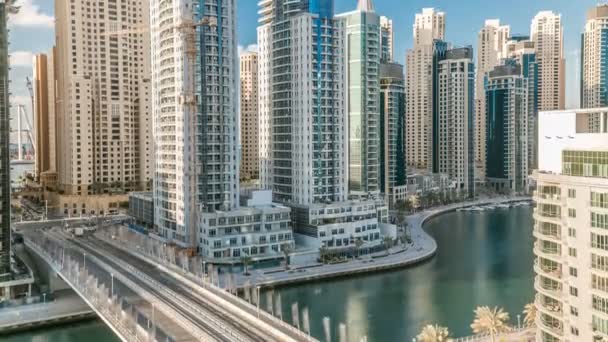 Dubai Marina az esti időeltolódás a nyomvonalak a hajók a víz és a gépkocsik forgalom, Dubai, Egyesült Arab Emírségek — Stock videók