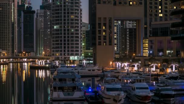 Vista de Dubai Marina Towers y canal en Dubai noche al día timelapse — Vídeos de Stock