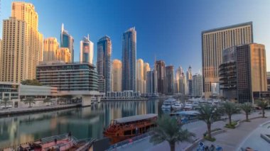 Dubai Marina Kuleleri 'nin ve Dubai Kanalı' nın sabah manzarası