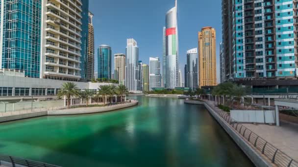 Budynki mieszkalne w Jumeirah Lake Towers timelapse w Dubaju, Zjednoczone Emiraty Arabskie. — Wideo stockowe